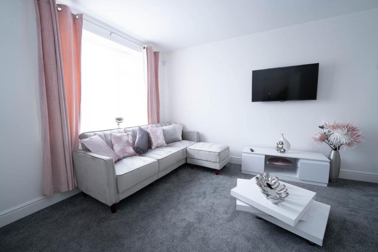 Entire Modern Home With Private Parking For 6/8 Persons Worksop Esterno foto